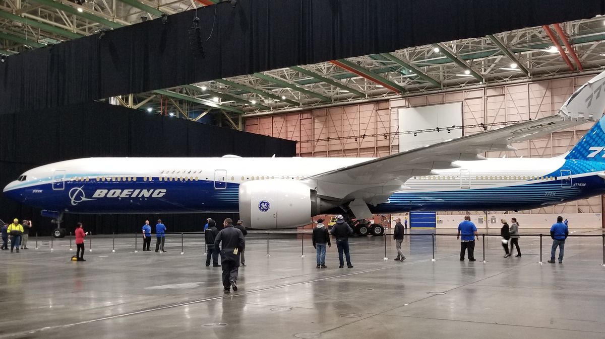 Boeing testoval nový model 777X a v trupu se mu udělala obří díra